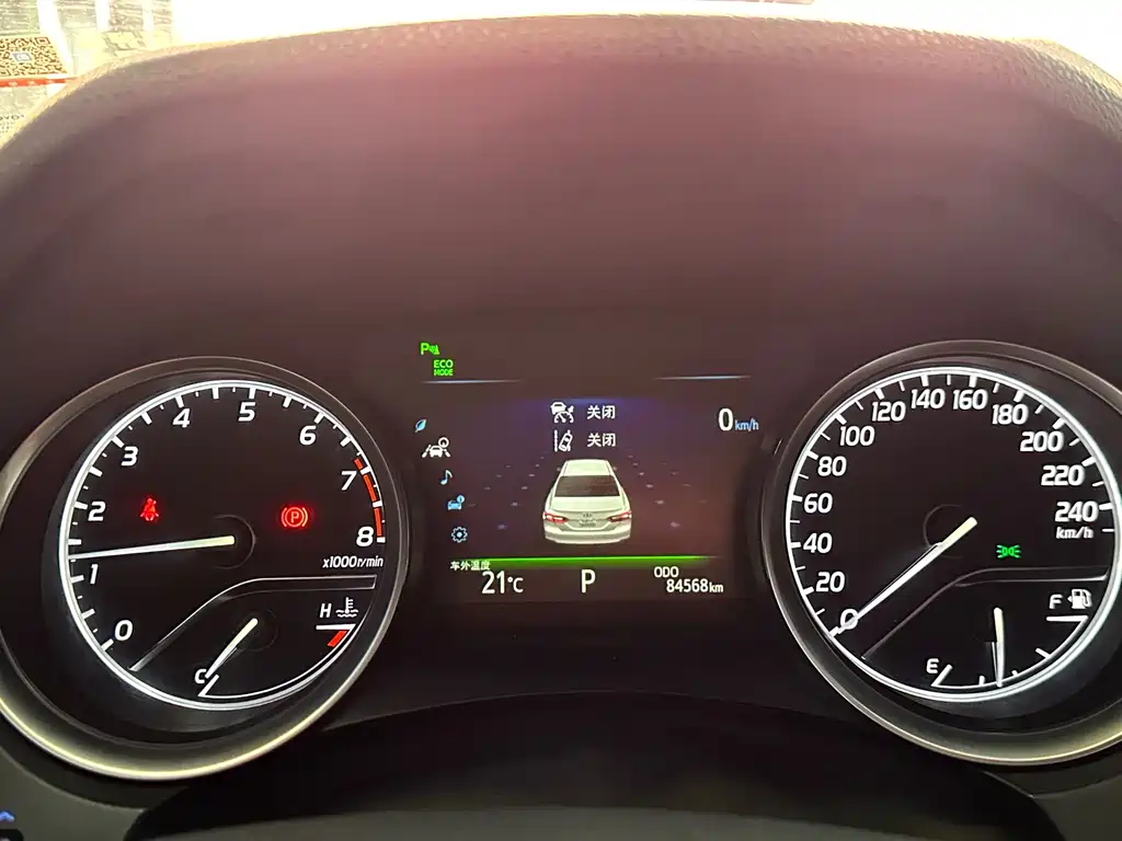 Toyota Camry 2018 — фото 12