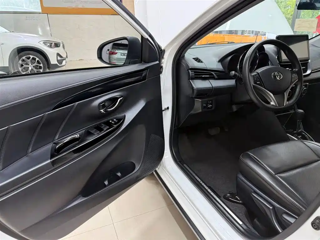 Toyota Yaris L 2022 — фото 8