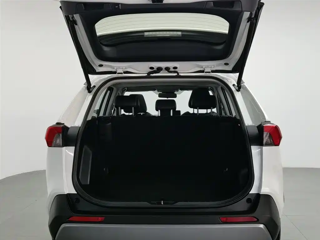 Toyota RAV4 2019 — фото 16