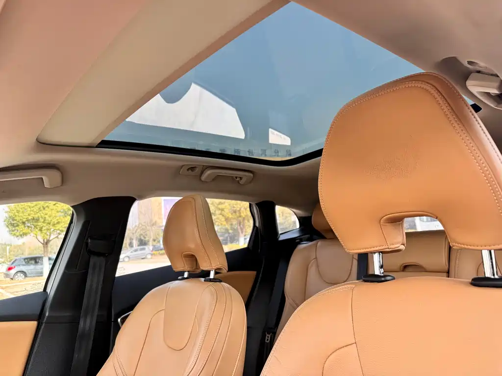 Volvo V40 2017 — фото 16