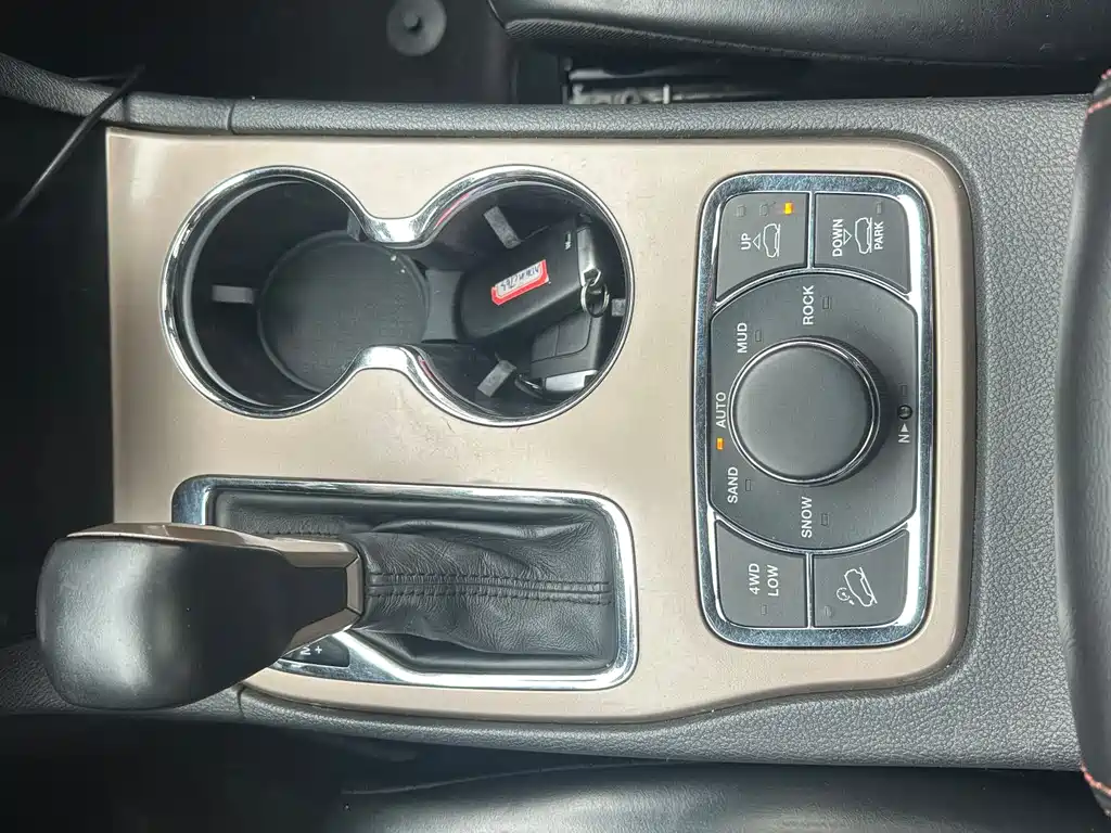 Jeep Grand Cherokee 2017 — фото 10