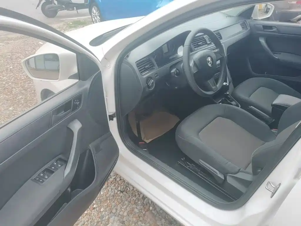 Skoda Rapid Spaceback 2016 — фото 16