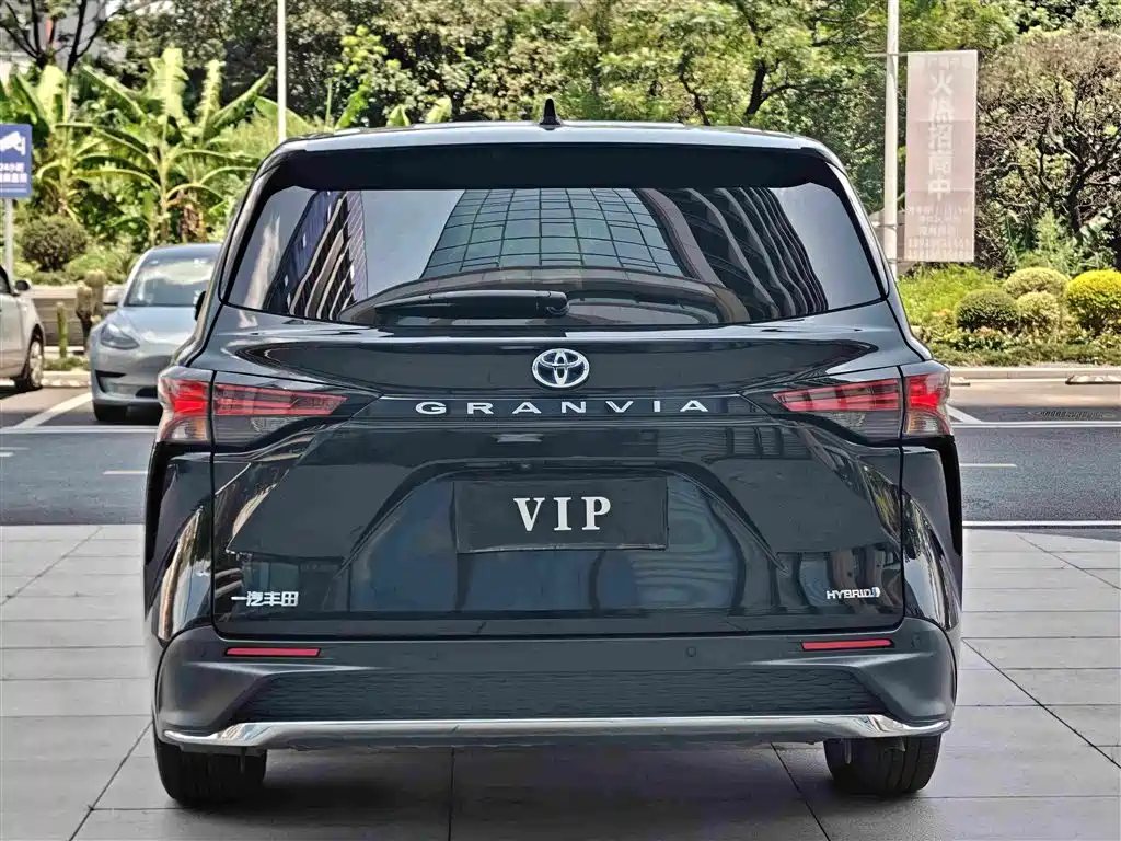 Toyota Granvia 2024 — фото 18