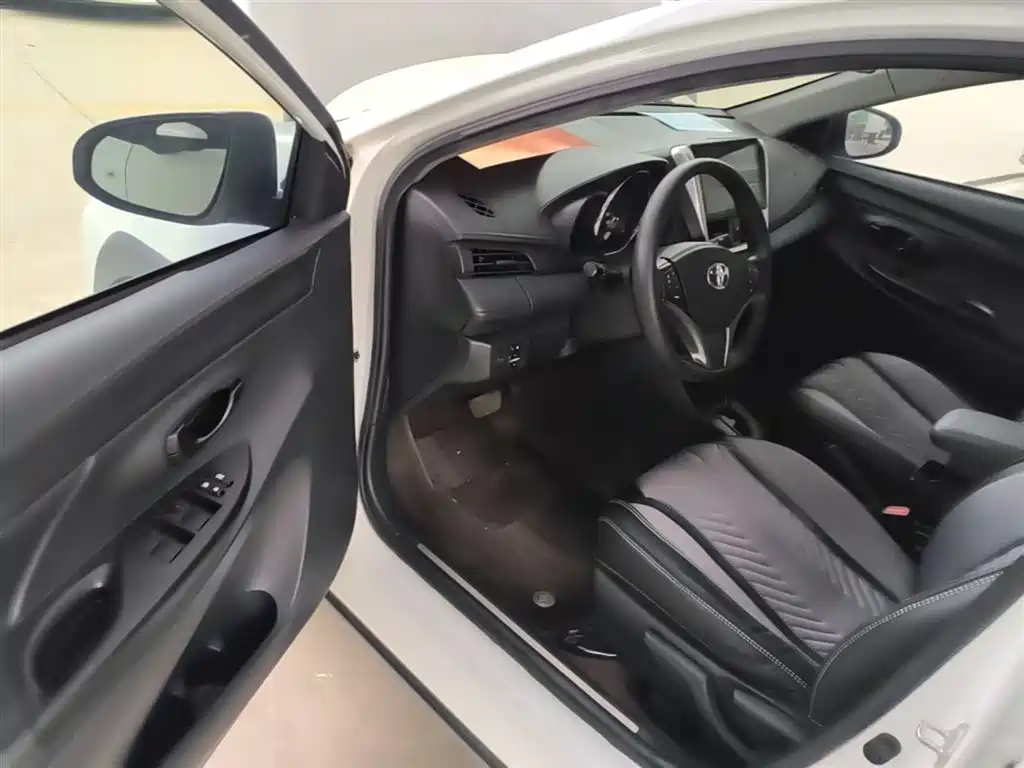 Toyota Yaris L 2021 — фото 16