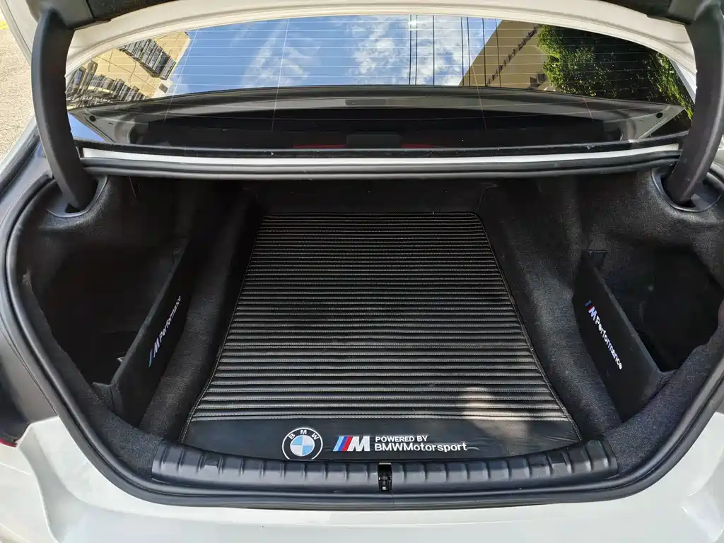 BMW 5 Series 2019 — фото 14