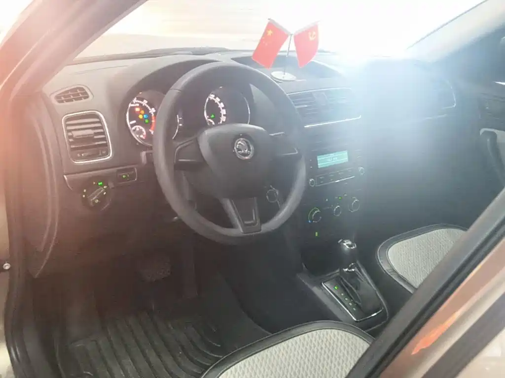 Skoda Yeti 2017 — фото 10