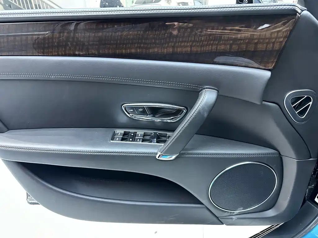Bentley Flying Spur 2018 — фото 16