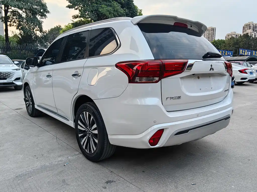 Mitsubishi Outlander 2021 — фото 12