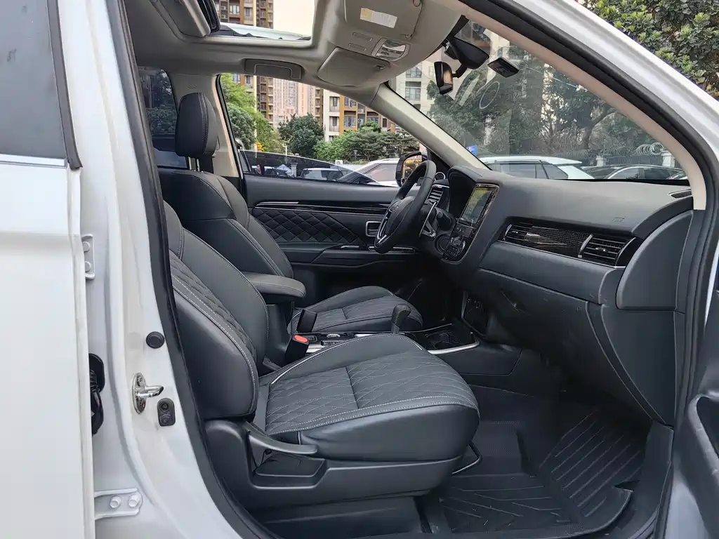 Mitsubishi Outlander 2021 — фото 13