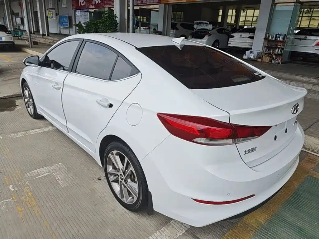 Hyundai Elantra 2017 — фото 5