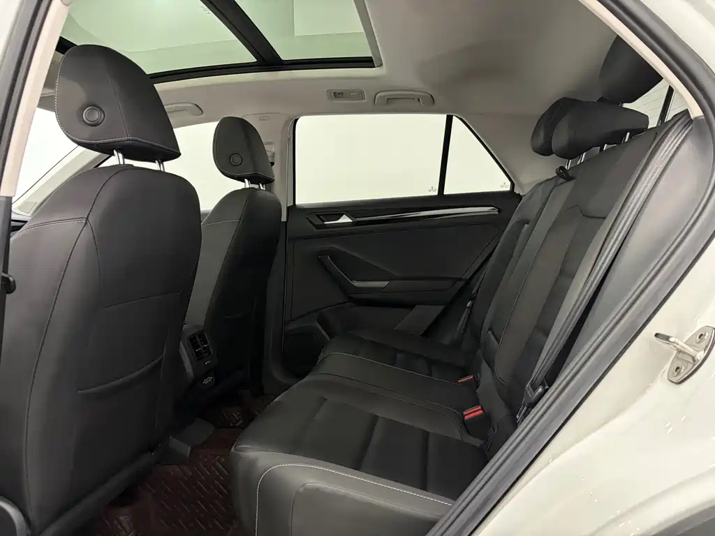 Volkswagen T-Roc 2023 — фото 13