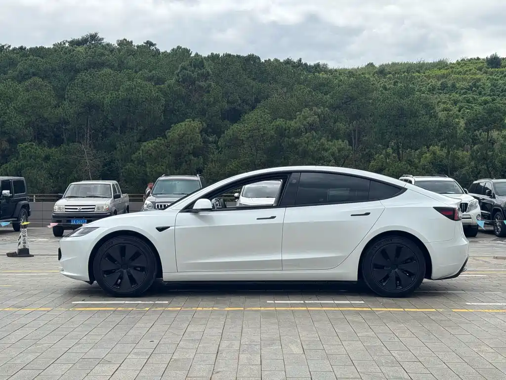Tesla Model 3 2025 — фото 23