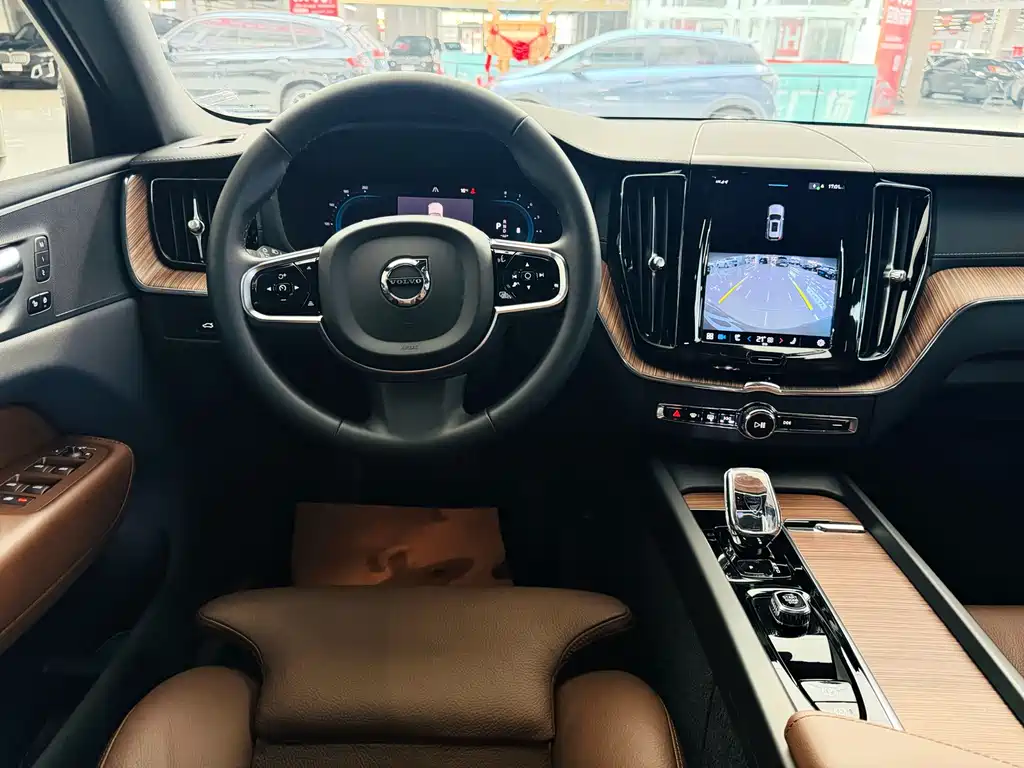 Volvo XC60 2022 — фото 9