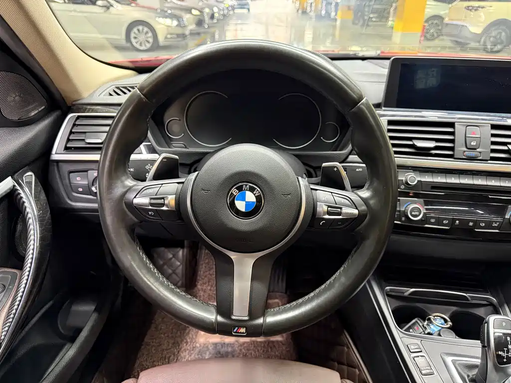 BMW 3 Series 2018 — фото 13