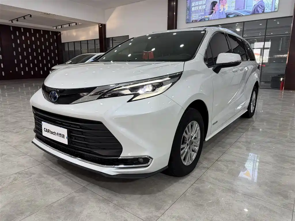 Toyota Sienna 2022 — фото 1