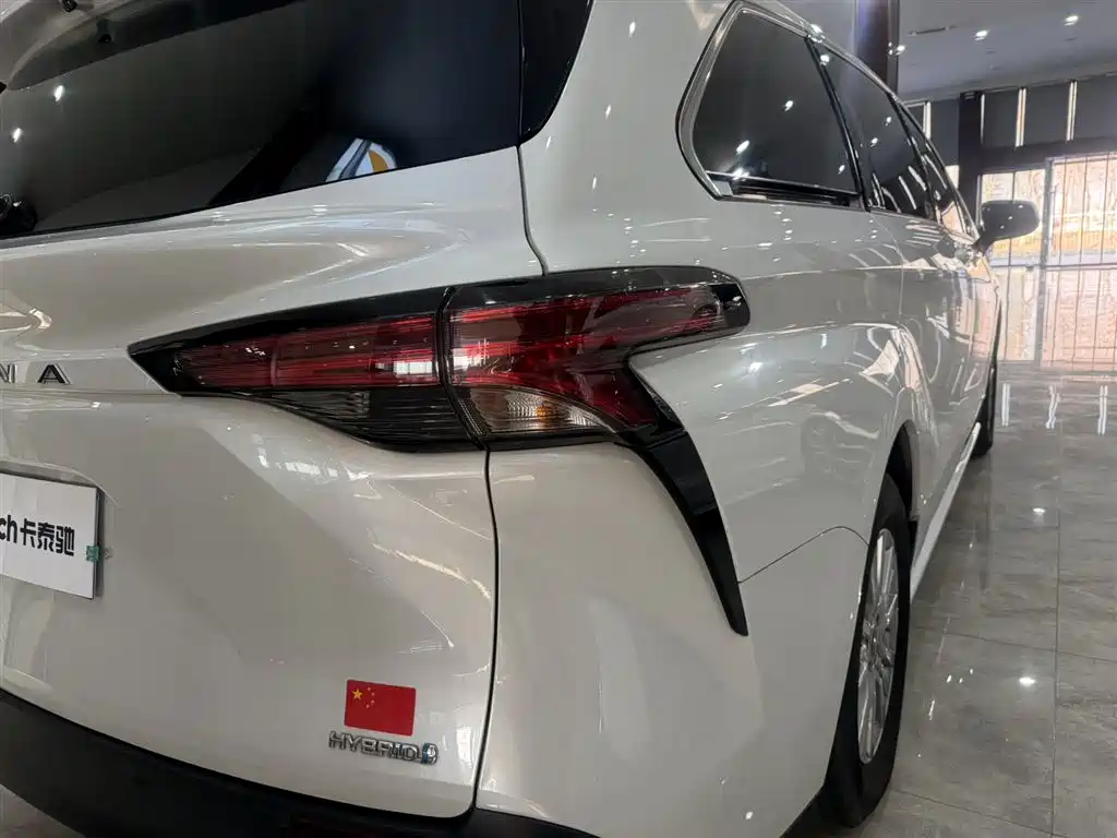 Toyota Sienna 2022 — фото 12