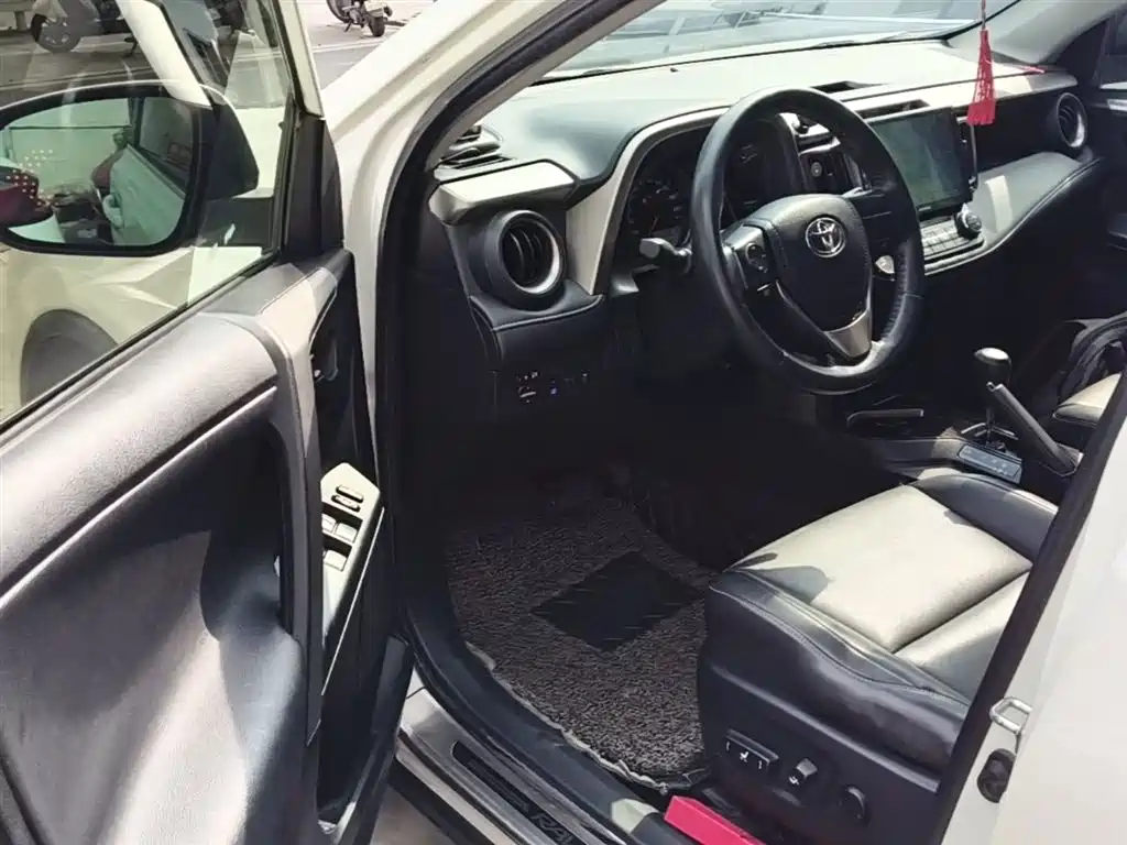 Toyota RAV4 2019 — фото 16