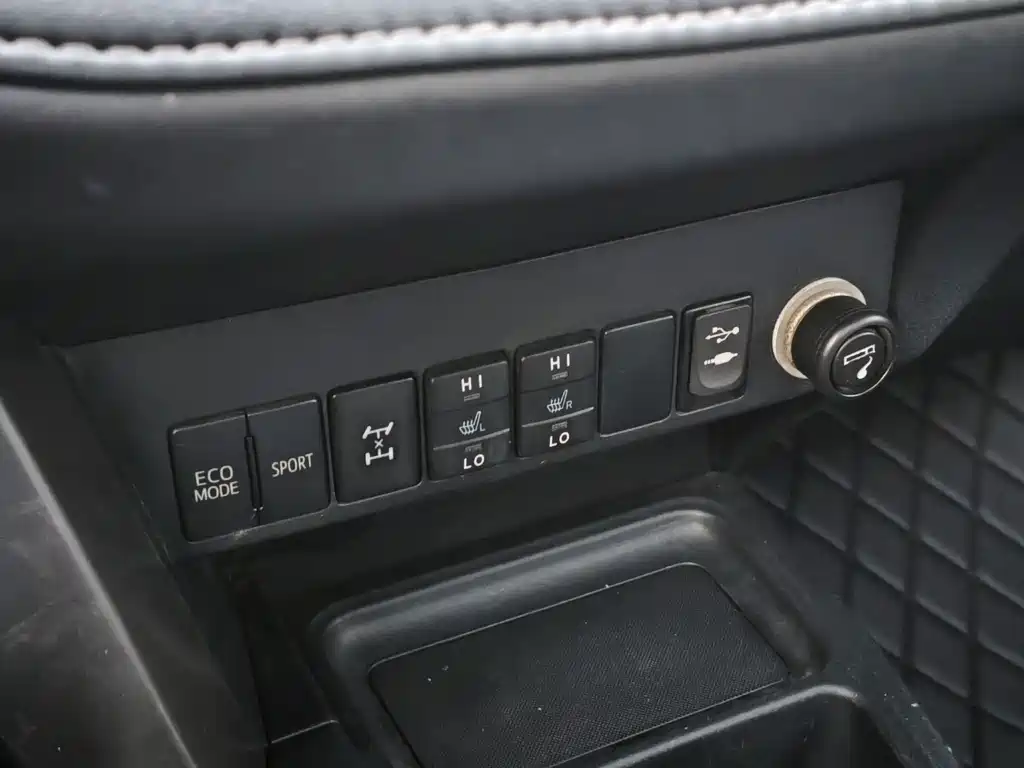 Toyota RAV4 2015 — фото 16