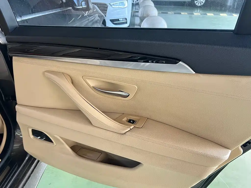 BMW 5 Series 2012 — фото 14
