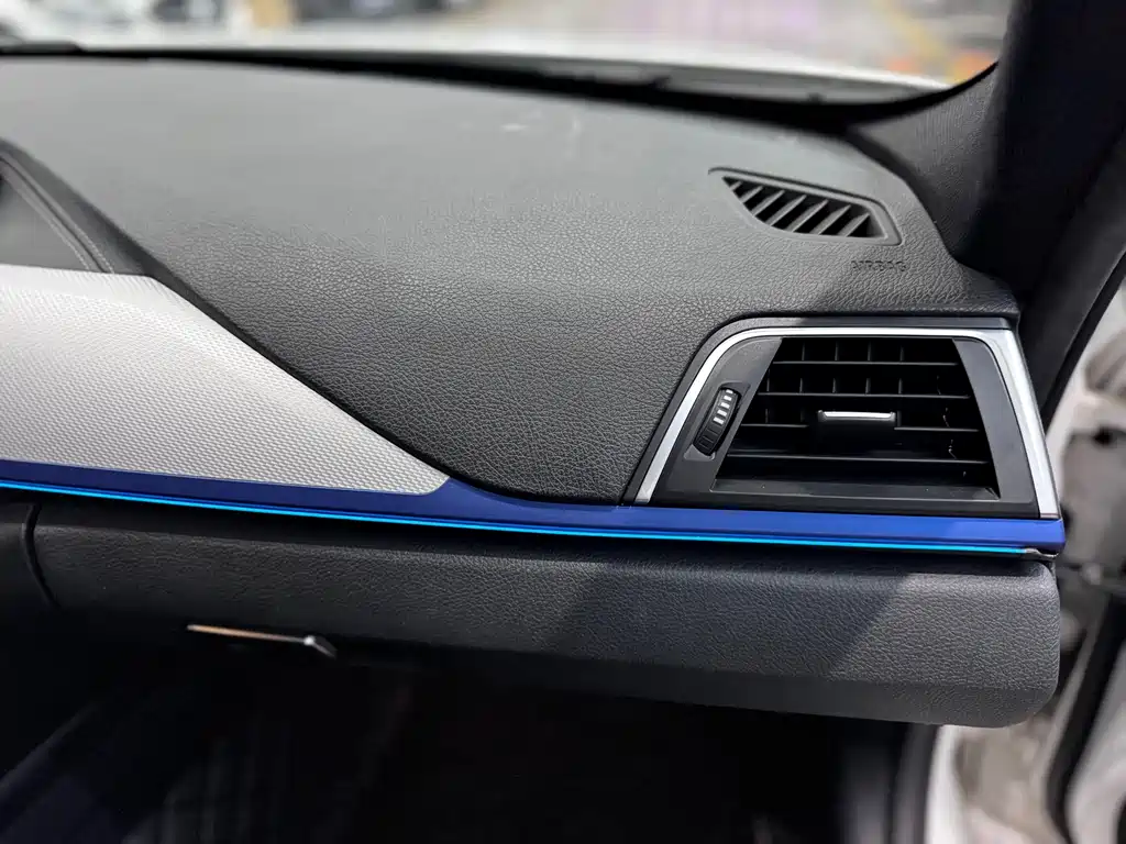 BMW 3 Series 2018 — фото 31