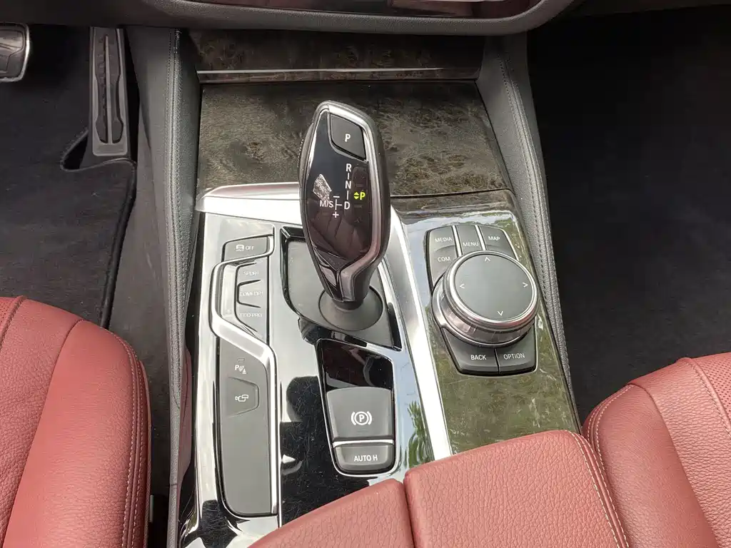 BMW 5 Series 2018 — фото 19