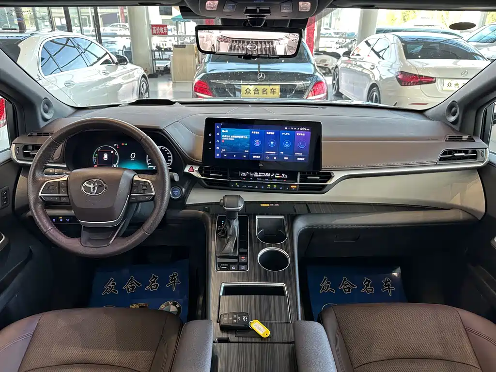 Toyota Granvia 2023 — фото 10