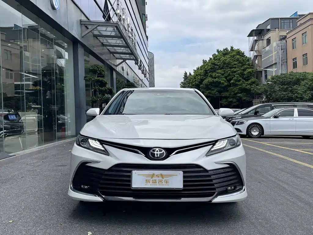 Toyota Camry 2022 — фото 2