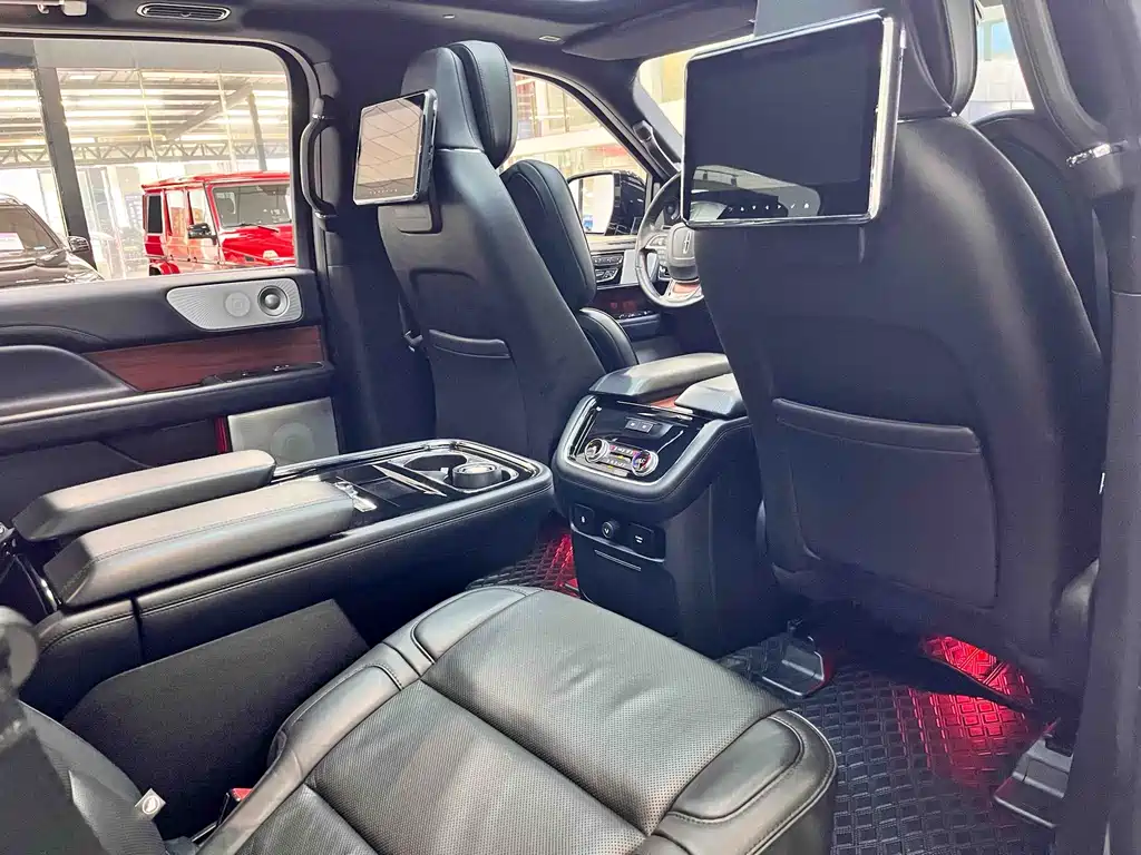 Lincoln Navigator 2018 — фото 11