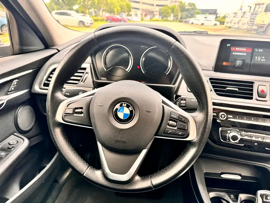 BMW 1 Series 2020 — фото 11