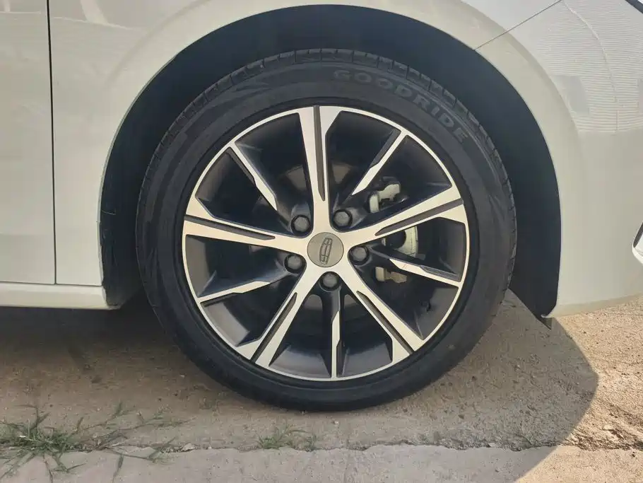 Geely Emgrand 2021