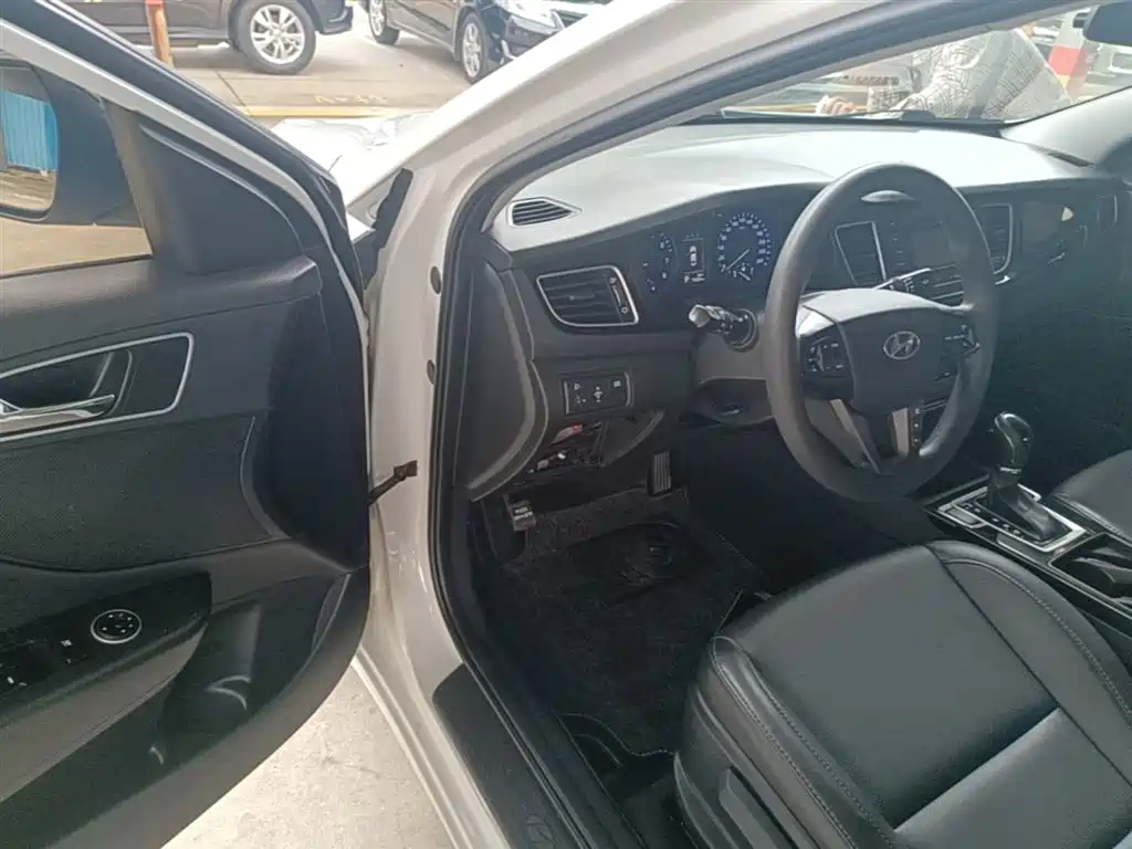 Hyundai Mistra 2015 — фото 16