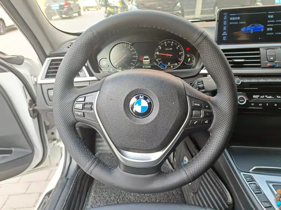 BMW 3 Series 2017 — фото 15