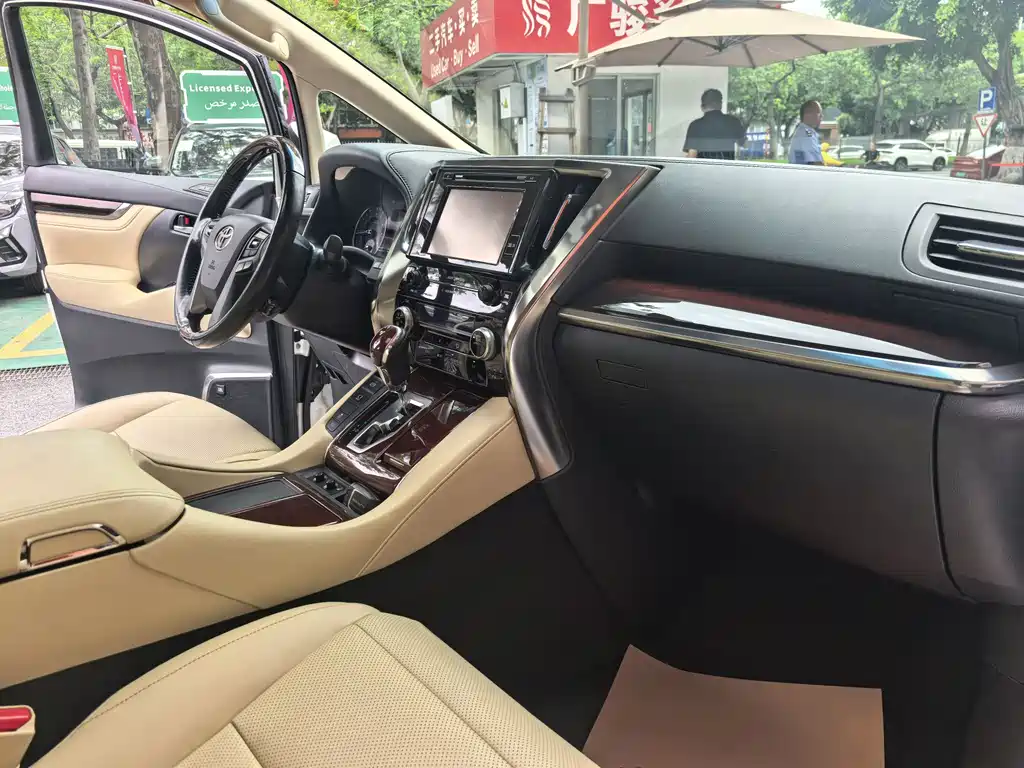 Toyota Alphard 2017 — фото 19