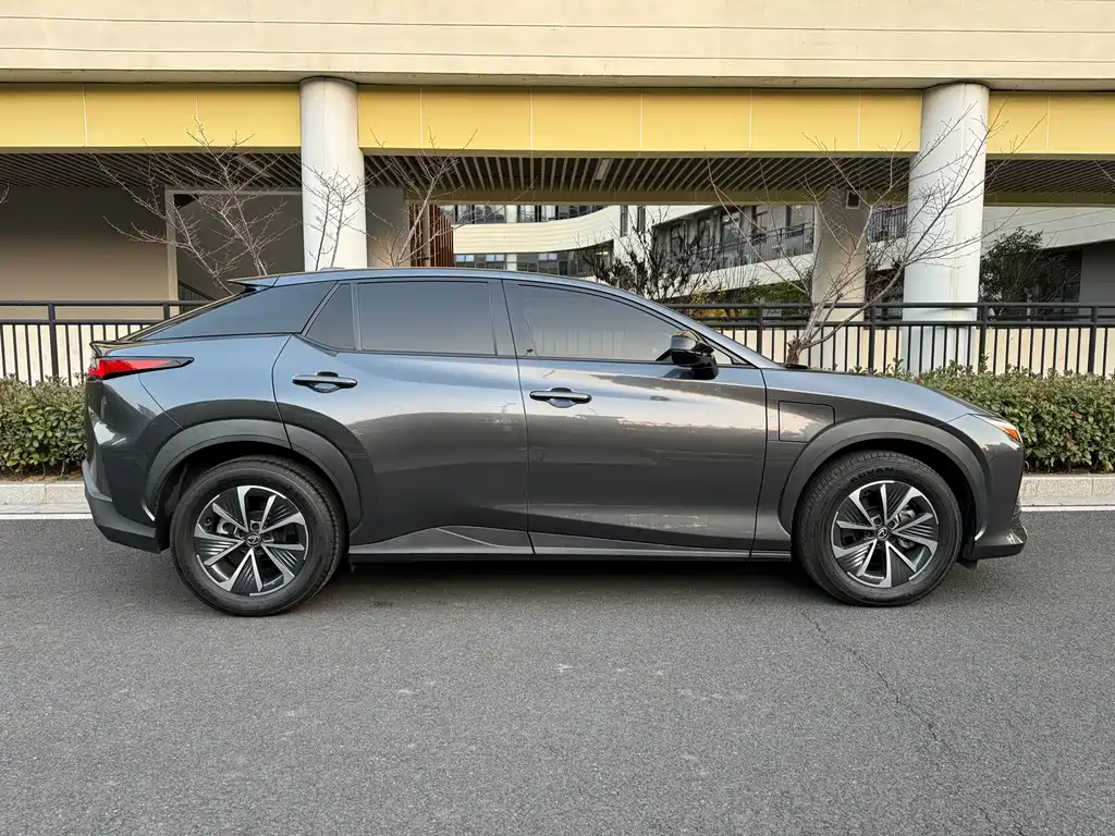 Lexus RZ 2023 — фото 2