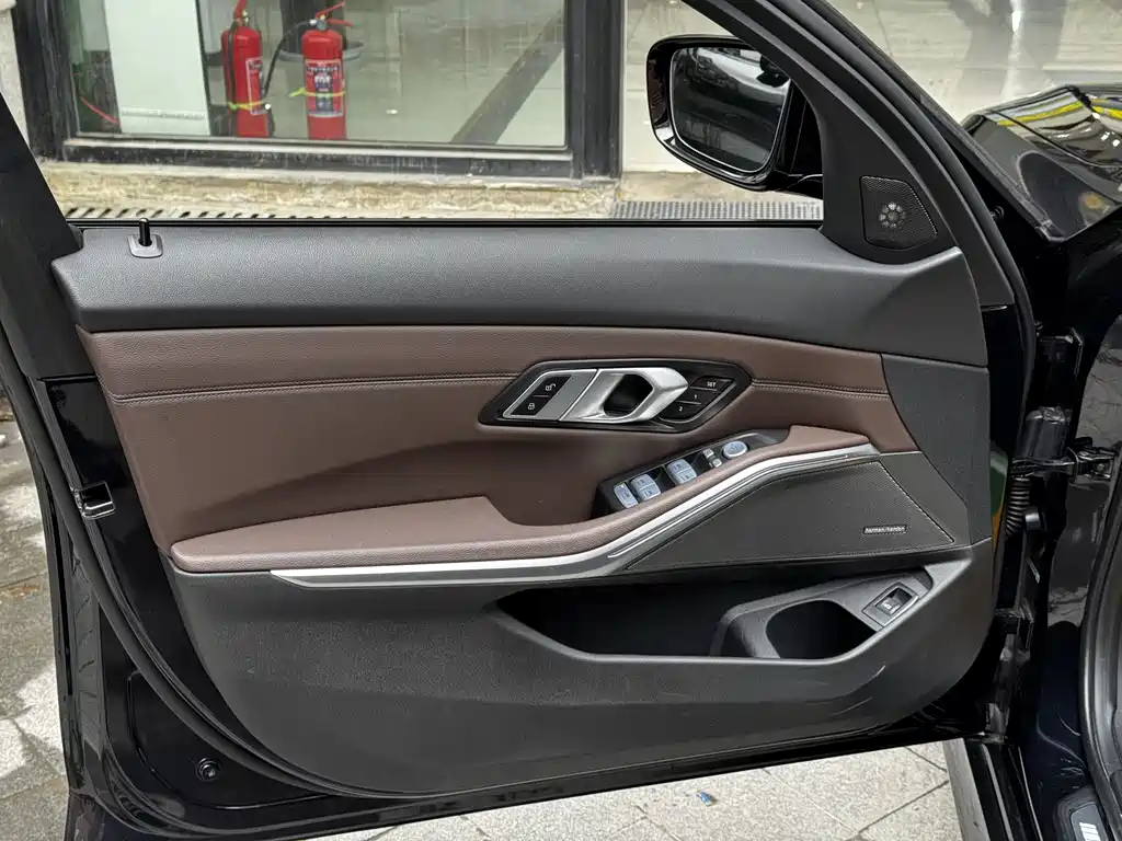 BMW 3 Series 2023 — фото 16
