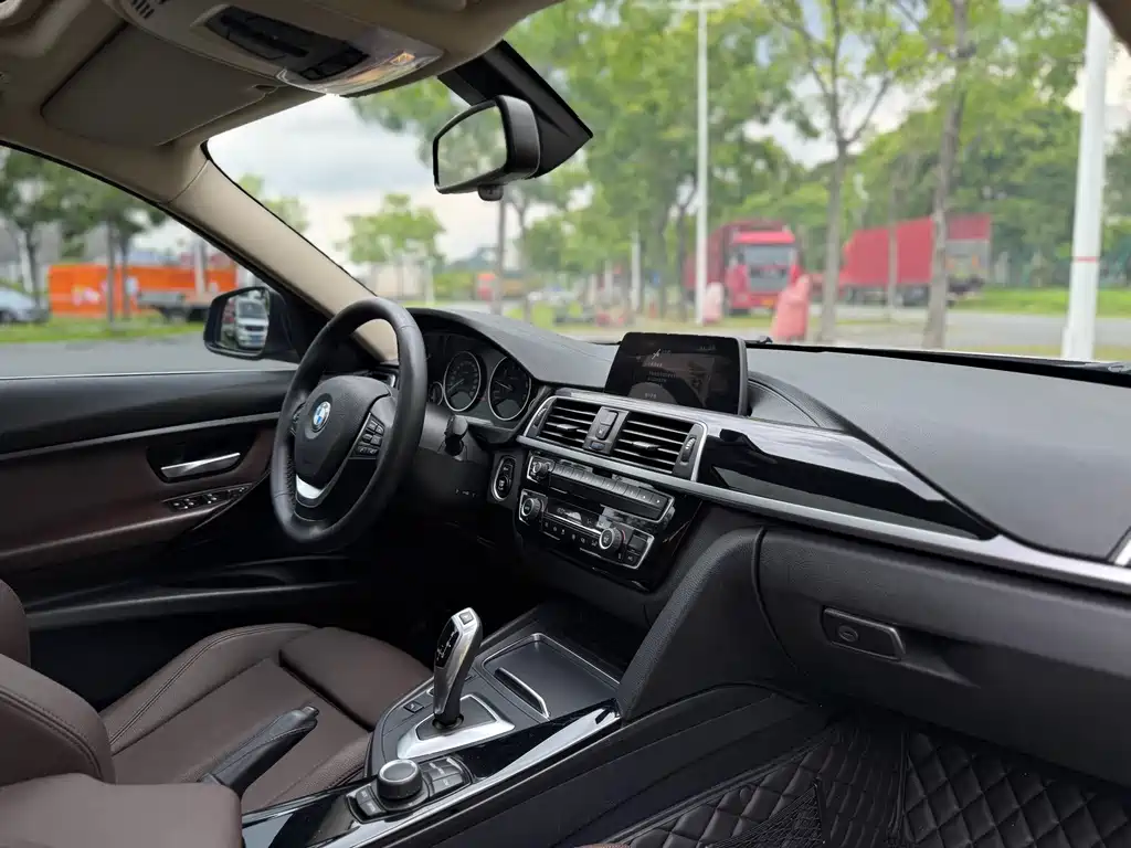 BMW 3 Series 2018 — фото 11