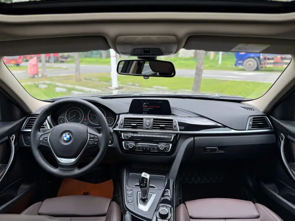 BMW 3 Series 2018 — фото 10