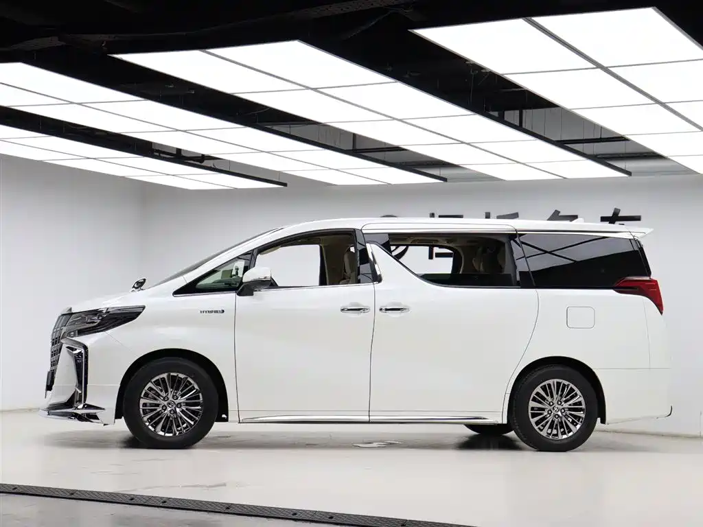 Toyota Alphard 2023 — фото 35