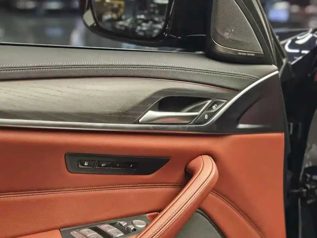 BMW 5 Series 2023 — фото 10