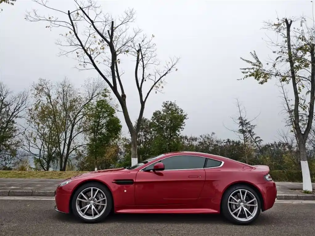 Aston Martin V8 Vantage 2012 — фото 5