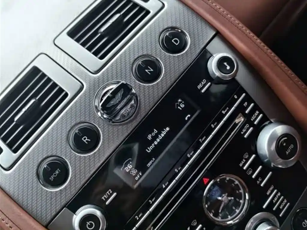 Aston Martin V8 Vantage 2012 — фото 13