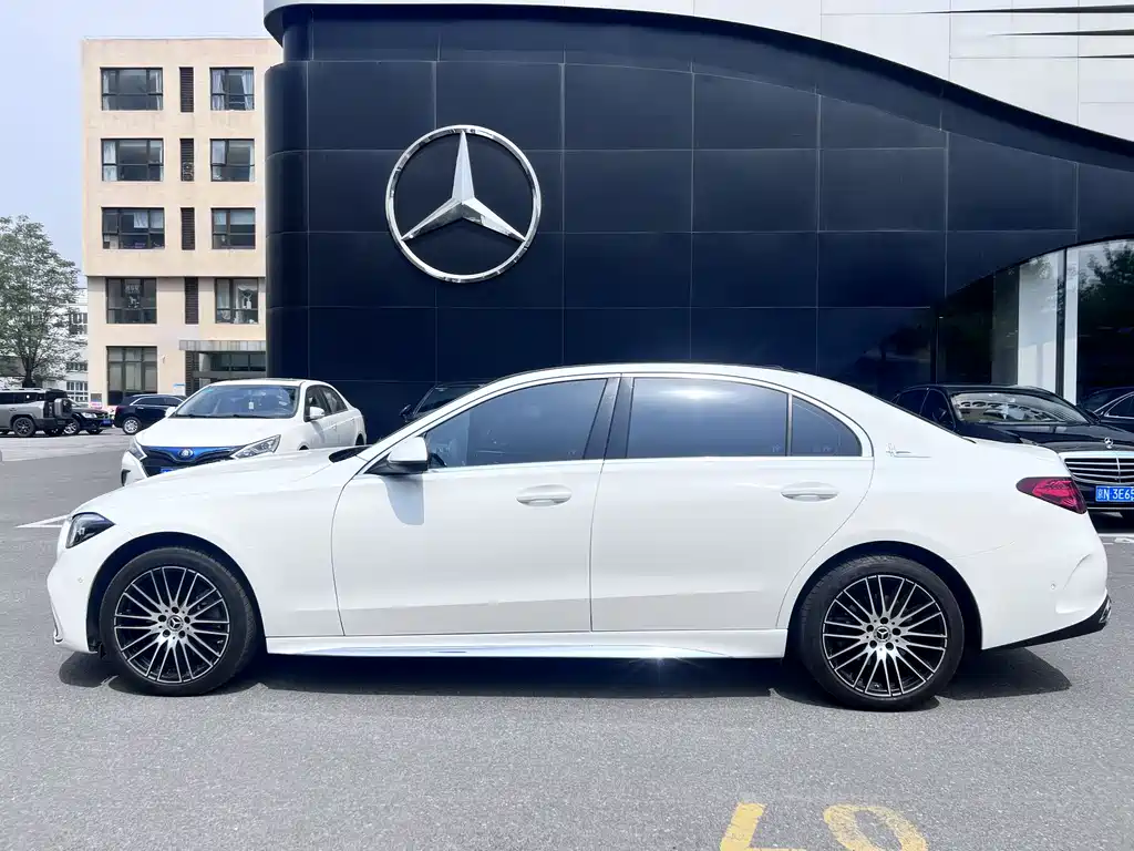 Mercedes-Benz C-Class 2023 — фото 3
