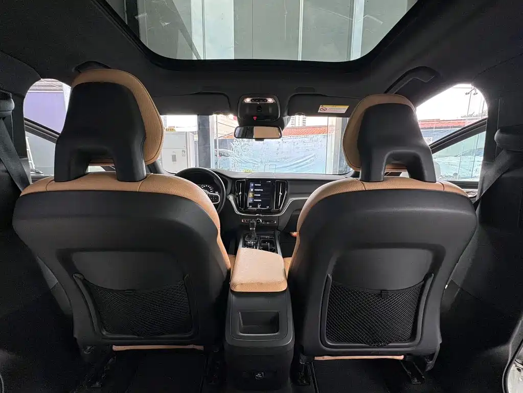 Volvo XC60 2018 — фото 15