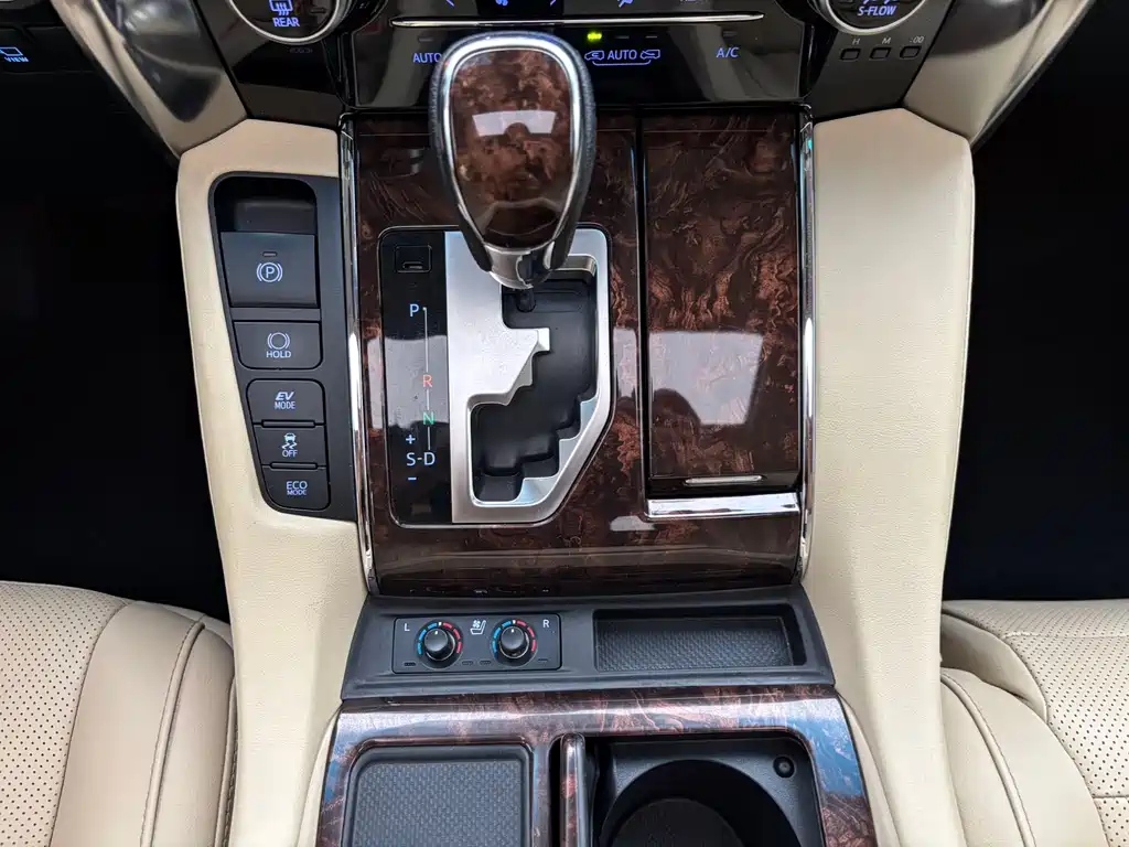 Toyota Alphard 2020 — фото 13