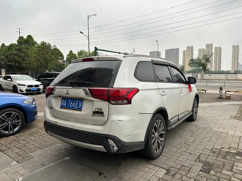 Mitsubishi Outlander 2018 — фото 7
