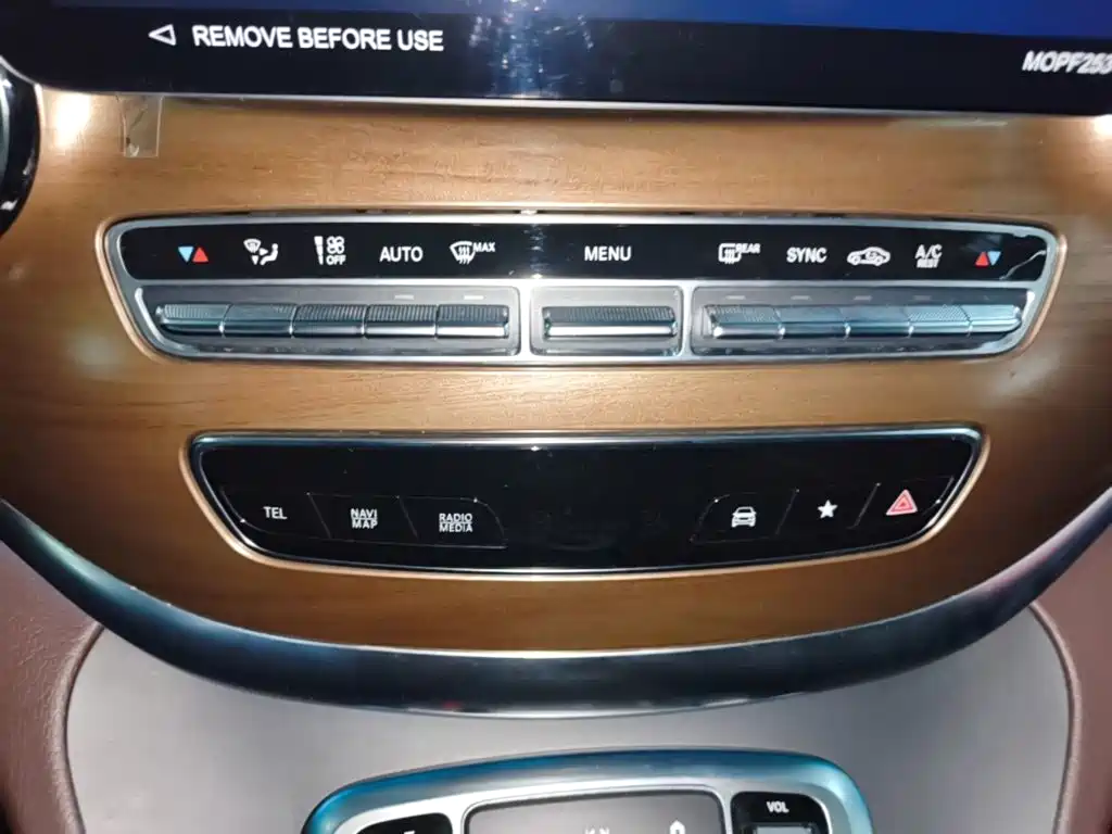 Mercedes-Benz V-Class 2023 — фото 13