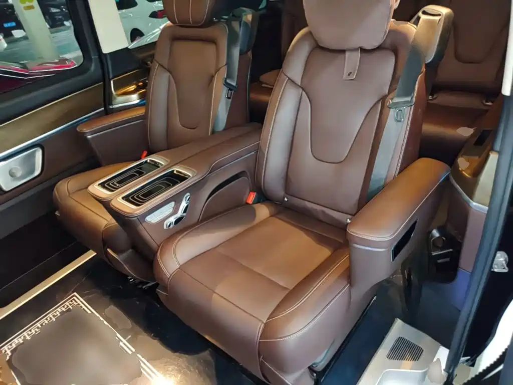 Mercedes-Benz V-Class 2023 — фото 17