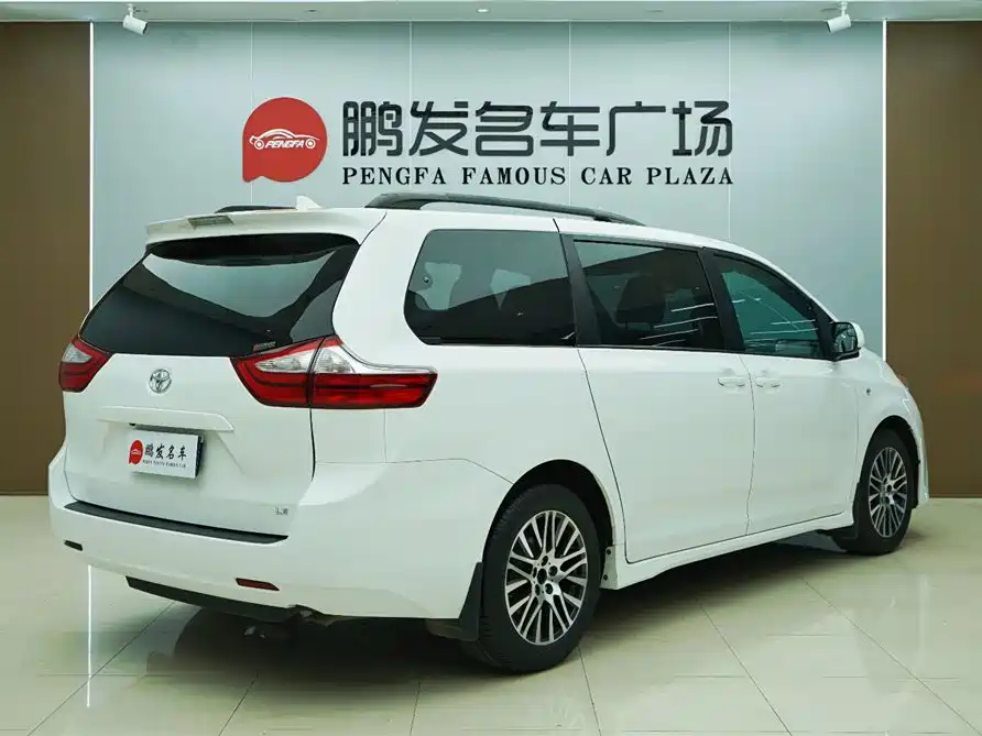 Toyota Sienna 2018 — фото 20