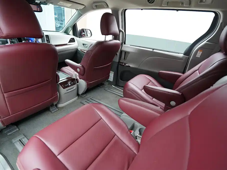 Toyota Sienna 2018 — фото 13
