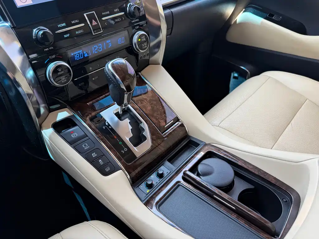Toyota Alphard 2023 — фото 22
